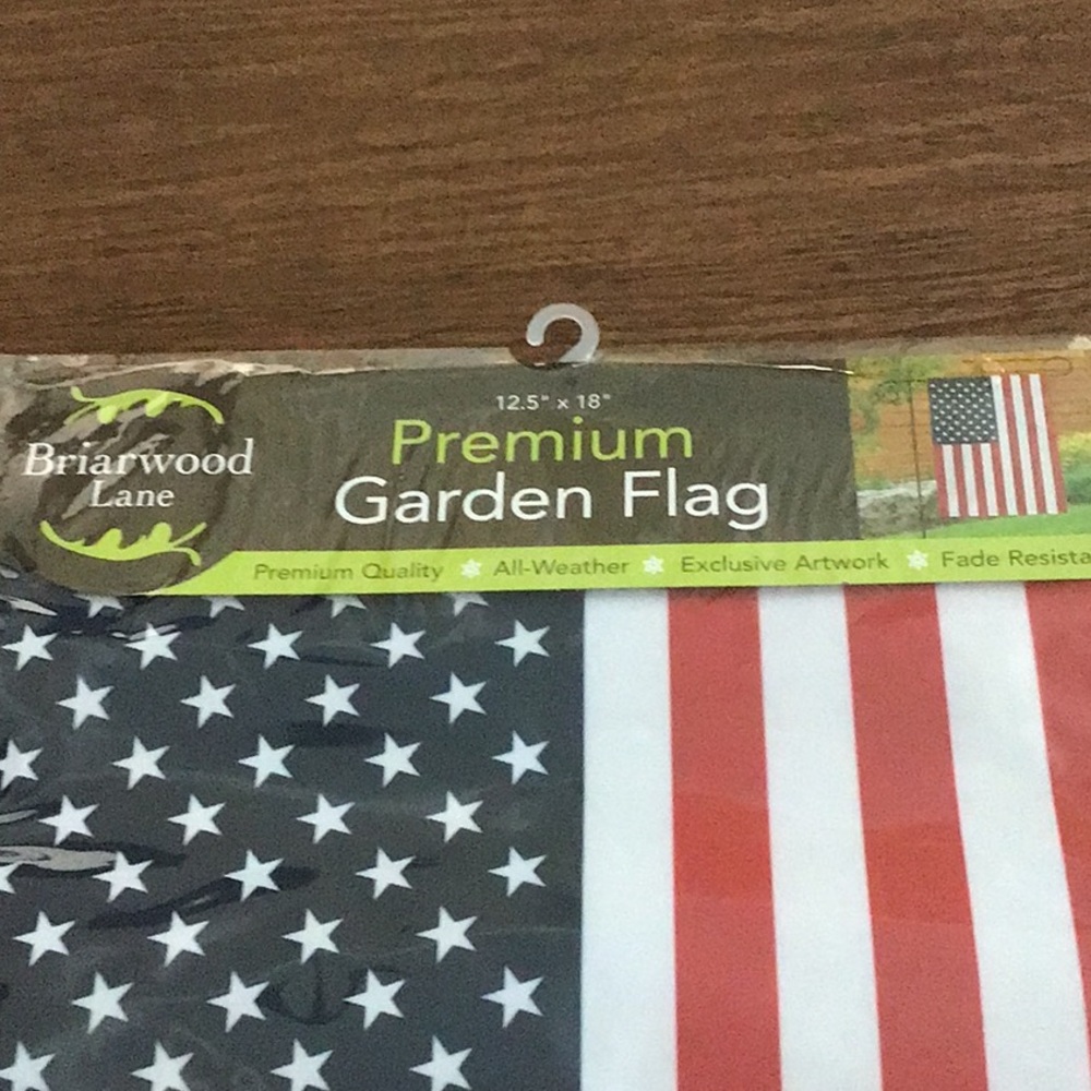 Briarwood Lane Garden Flag. Size 12.5 inches x 18 inches..NWT - Picture 2 of 3